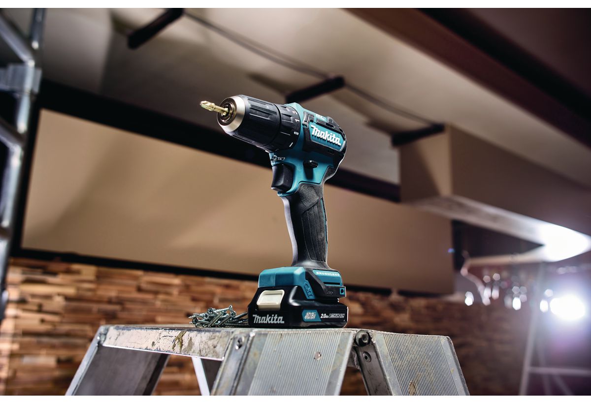 Απεικονίζεται το εργαλείο μέσα σε ένα εργαστήριο.